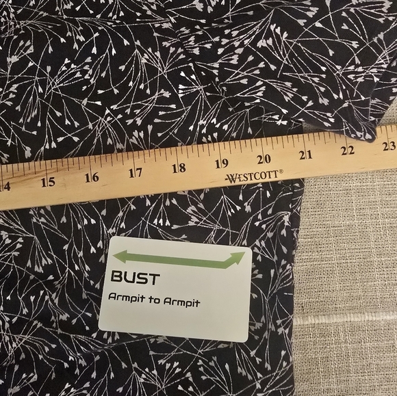 Land's End Medium Cotton Blend(?) Navy Short Sleeve Pockets Scrub Top - Picture 7 of 8